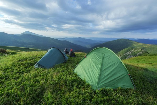 Comment choisir une tente pour le camping en milieu désertique avec enfants?